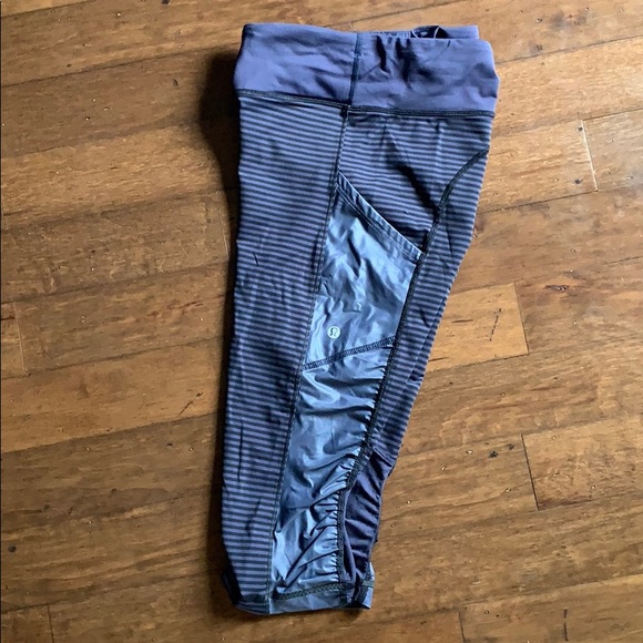Lululemon Size 8 Capris - Picture 3 of 4